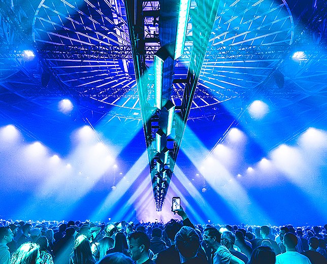 © Markus Werner UFO Event mit Lichtshow und Publikum.