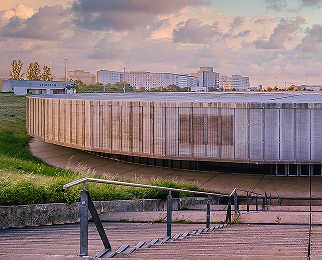 © Markus Werner Velodrom Dach mit Himmel und Wiese.