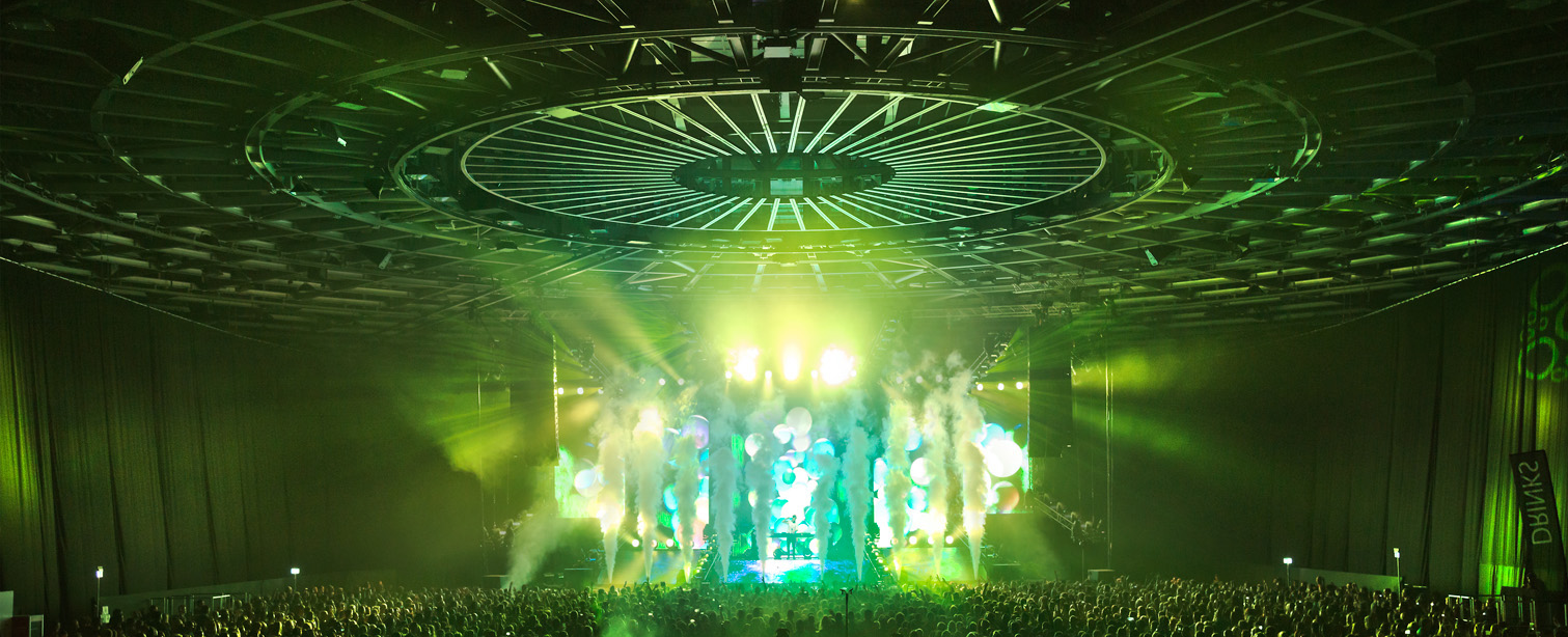 UFO mit Lightshow bei einem Event.