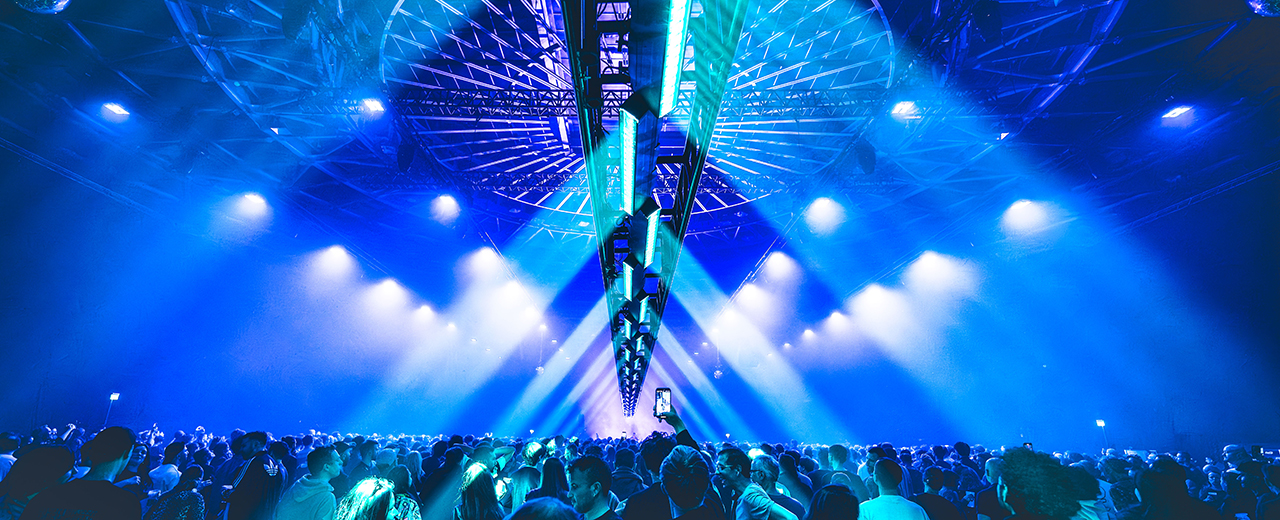 © Markus Werner UFO Event mit Lichtshow und Publikum.